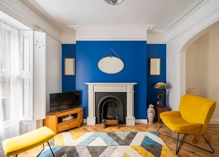 Grade II Listed Victorian House Sleeps 8, 4 Bedrooms